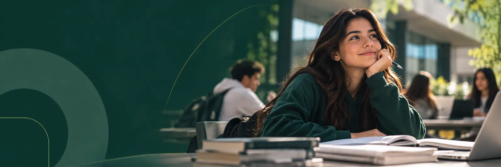 Estudiante preparándose para el examen de ingreso a la UABC con cuadernos y laptop